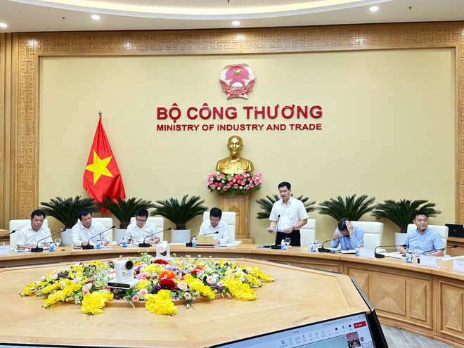 Ông Bùi Huy Sơn, Vụ trưởng Vụ Kế hoạch-Tài chính thông tin về quy hoạch hạ tầng xăng dầu, khí đốt. (Ảnh: Đức Duy/Vietnam+) IMG_5040.jpg