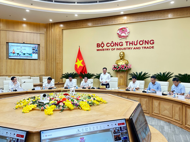 Bộ trưởng Nguyễn Hồng Diên yêu cầu bắt tay ngay vào việc triển khai các quy hoạch về năng lượng, khoáng sản. (Ảnh: Đức Duy/Vietnam+) BT chỉ đạo.jpg