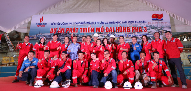 Tập thể cán bộ công nhân viên tham gia dự án thể hiện quyết tâm hoàn thành dự án vượt tiến độ đề ra. (Ảnh: PV/Vietnam+) 5.jpg