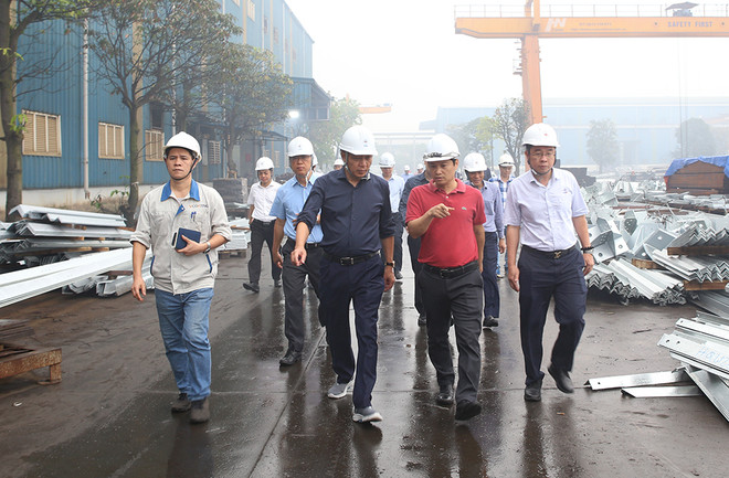 Lãnh đạo EVN kiểm tra tình hình cung cấp cột thép của nhà thầu Việt Vương. (Ảnh: evn) Anh1ChutichEVNkitrma1742024.jpg
