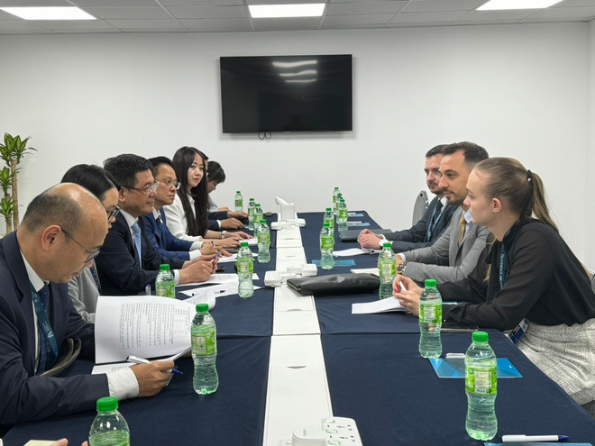 Bộ trưởng Nguyễn Hồng Diên tiếp ông Bogdan Bogdanov, Bộ trưởng Bộ Kinh tế và Công nghiệp Bulgaria bên lề Hội nghị Bộ trưởng WTO lần thứ 13 tại UAE. (Ảnh: PV/Vietnam+) Tiep BT Bungari.JPG
