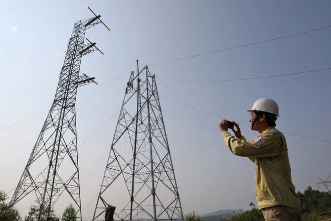 Trào lưu truyền tải trên lưới điện 500kV trong tuần qua chủ yếu theo hướng từ Trung ra miền Bắc và miền Trung vào miền Nam. (Ảnh: evn) 500kv_2.jpg