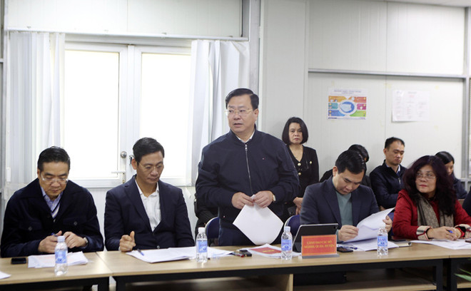 Lãnh đạo Sở Xây dựng báo cáo về dự án Nhà máy xử lý nước thải Yên Xá. (Ảnh: PV/Vietnam+) z5199804215323_d68fdf186320bd19cda7b658cd14aeb2.jpg