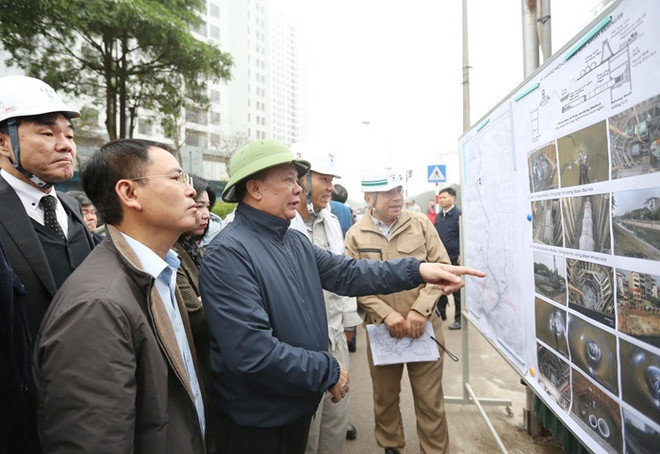 Bí thư Thành ủy Đinh Tiến Dũng kiểm tra công trường Gói thầu số 2 thi công khoan kích ngầm, Dự án hệ thống xử lý nước thải Yên Xá. (Ảnh: PV/Vietnam+) image_gallery.jpg