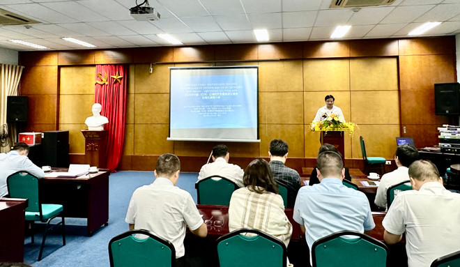 Ông Nguyễn Việt Cường, Phó Giám đốc Sở Kế hoạch và Đầu tư tỉnh Lào Cai thông tin về hội chợ. (Ảnh: Đức Duy/Vietnam+) giaothuongTQ.jpg