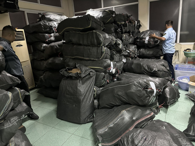 Tạm giữ trên 4.000 đôi giày dép có dấu hiệu giả mạo nhãn hiệu ảnh 1