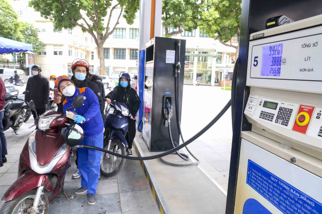 Một điểm bán xăng của Petrolimex. (Ảnh: Đức Duy/Vietnam+) Giá xăng E5 và RON95-III cùng bật tăng sau khi giảm 2 lần liên tiếp ảnh 1