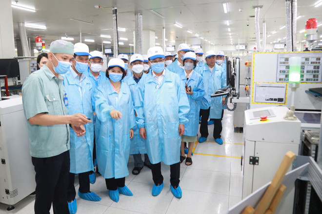 Lãnh đạo Samsung Việt Nam trực tiếp thăm và đánh giá kết quả thực hiện dự án tại các doanh nghiệp. (Ảnh: PV/Vietnam+) Tạo đột phá thông qua Dự án hỗ trợ phát triển nhà máy thông minh ảnh 1