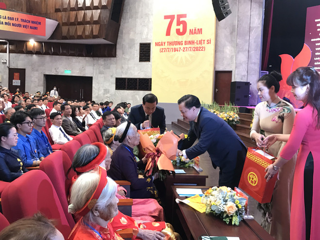 Thành phố Hà Nội biểu dương và tri ân người có công tiêu biểu ảnh 1