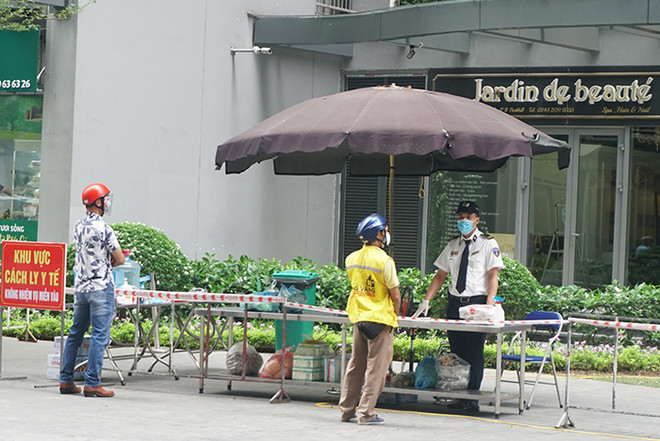 Lãnh đạo Hà Nội kiểm tra phòng, chống dịch tại tòa Park 11 Times City ảnh 2