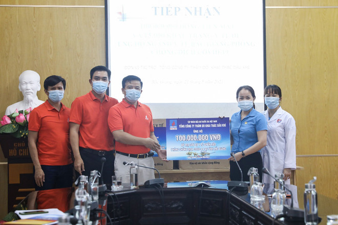 Đại diện PVEP hỗ trợ tỉnh Bắc Giang phòng, chống dịch COVID-19. (Ảnh: PV/Vietnam+) PetroVietnam giành 30 tỷ đồng ủng hộ quỹ vaccine phòng COVID-19 ảnh 1