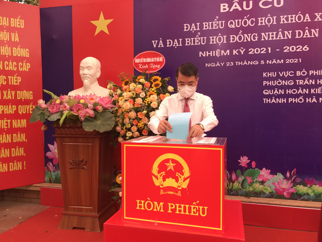 Rộn ràng không khí bầu cử tại các điểm bỏ phiếu trên địa bàn Hà Nội ảnh 1