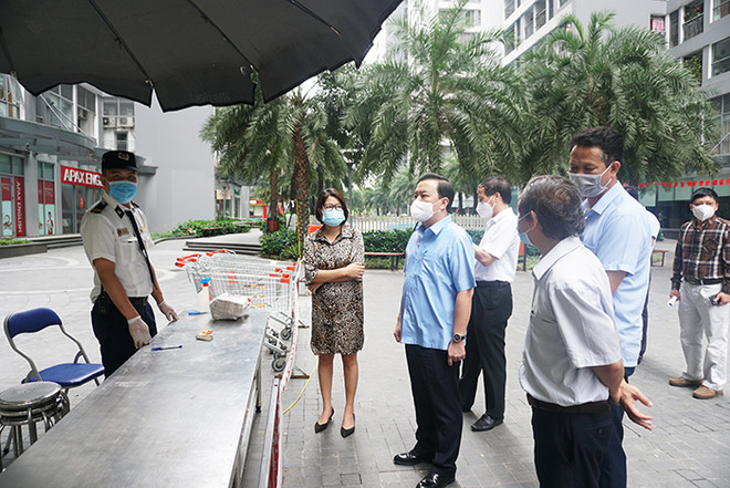 Lãnh đạo Hà Nội kiểm tra phòng, chống dịch tại tòa Park 11 Times City ảnh 1