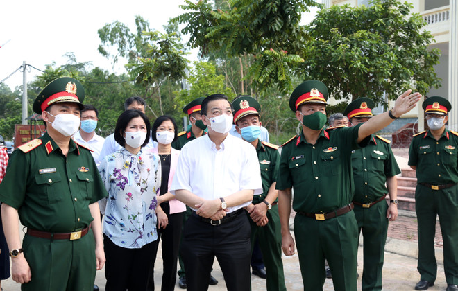 Ông Chu Ngọc Anh, Chủ tịch Ủy ban Nhân dân Thành phố Hà Nội kiểm tra khu cách ly tập trung ở Trường Quân sự Bộ Tư lệnh Thủ đô. (Ảnh: PV/Vietnam+) Hà Nội: Rà soát xét nghiệm, giảm mật độ công dân trong các khu cách ly ảnh 1