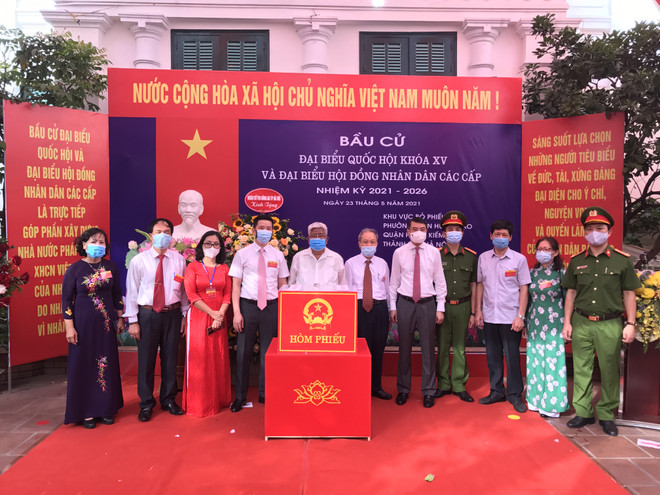 Rộn ràng không khí bầu cử tại các điểm bỏ phiếu trên địa bàn Hà Nội ảnh 2