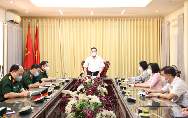 Chủ tịch Ủy ban Nhân dân thành phố Hà Nội chỉ đạo về công tác phòng chống dịch bệnh. (Ảnh: PV/Vietnam+) Hà Nội: Rà soát xét nghiệm, giảm mật độ công dân trong các khu cách ly ảnh 2