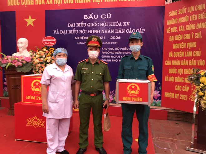 Các cử tri cách ly tập trung thực hiện quyền công dân ngày hội bầu cử ảnh 1