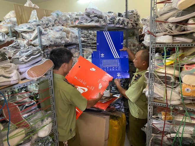 Tạm giữ hơn 5.000 sản phẩm có dấu hiệu hàng giả nhãn hiệu Adidas, Nike ảnh 1