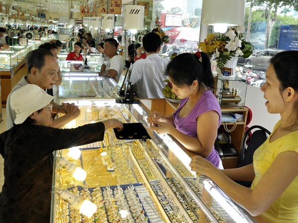 Giá vàng SJC tăng chậm hơn thế giới, chênh lệch được thu hẹp ảnh 1