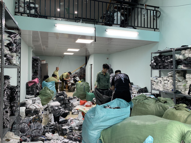 Tạm giữ hàng nghìn sản phẩm có dấu hiệu giả thương hiệu nổi tiếng ảnh 1