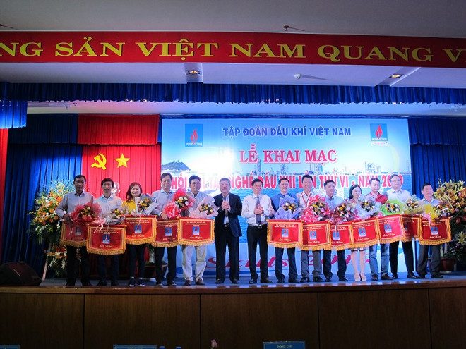 Đại diện Ban tổ chức tặng hoa và cờ cho các đơn vị tham gia Hội thi. (Ảnh: PV/Vietnam+) Nhiều hoạt động sôi nổi tại Hội thi tay nghề Dầu khí lần thứ VI ảnh 2