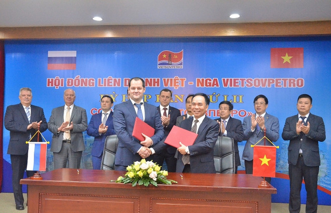 Các bên ký kết văn kiện Hội đồng kỳ họp 52. (Ảnh: PV/Vietnam+) Vietsovpetro đặt mục tiêu doanh thu 1,38 tỷ USD cho năm 2020 ảnh 1