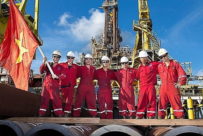 Cán bộ công nhân viên làm việc trên giàn đều muốn góp phần khẳng định chủ quyền biển đảo Việt Nam. (Ảnh: PV/Vietnam+) Dấu ấn ngành dầu khí năm 2019: Cùng ‘‘Khủng long’’ chế ngự biển sâu ảnh 2