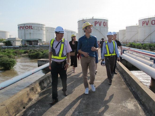 Nhà đầu tư đánh giá cao tính hiện đại và vị thế của Tổng kho xăng dầu Nhà Bè. (Ảnh: PV/Vietnam+) Nhà đầu tư tìm hiểu hoạt động của Xí nghiệp Tổng kho xăng dầu Nhà Bè ảnh 1