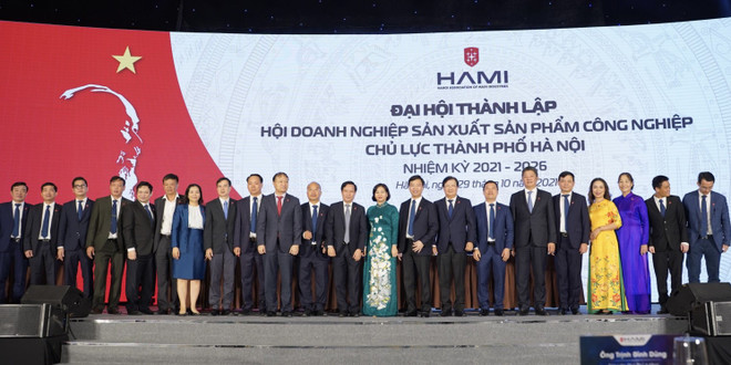 Đại hội thành lập Hội doanh nghiệp sản xuất sản phẩm công nghiệp chủ lực thành phố Hà Nội (HAMI) nhiệm kỳ 2021- 2026. (Ảnh: Xuân Quảng/Vietnam+) HAMI: Cầu nối doanh nghiệp sản xuất sản phẩm phẩm công nghiệp chủ lực ảnh 1