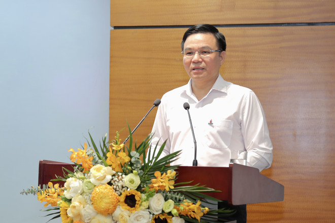 Tổng Giám đốc PetroVietnam Lê Mạnh Hùng chúc mừng thành công của cuộc thi online "Tôi yêu PetroVietnam". (Ảnh: PV/Vietnam+) Tập đoàn Dầu khí trao giải cuộc thi online ‘Tôi yêu PetroVietnam’ ảnh 1