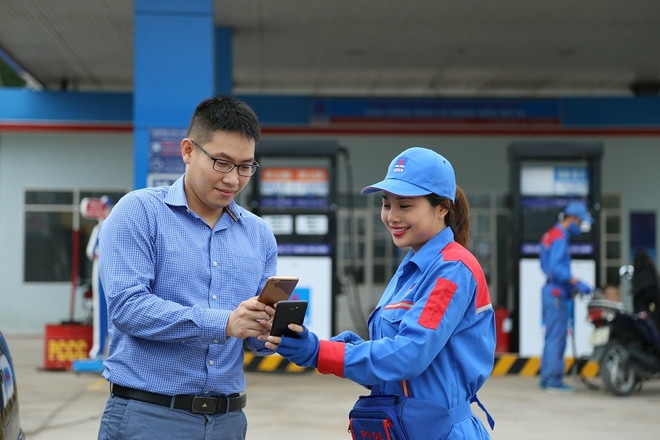 PVOil gia tăng các tiện ích phục vụ khách hàng. (Ảnh: Đức Duy/Vietnam+) Tăng lần thứ 4 liên tiếp, xăng RON95-III vượt ngưỡng 24.600 đồng ảnh 1