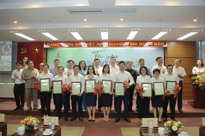 Các đại biểu chụp ảnh lưu niệm cùng đại diện các Ban/Văn phòng Tập đoàn đạt giải. (Ảnh: PV/Vietnam+) Tập đoàn Dầu khí trao giải cuộc thi online ‘Tôi yêu PetroVietnam’ ảnh 2