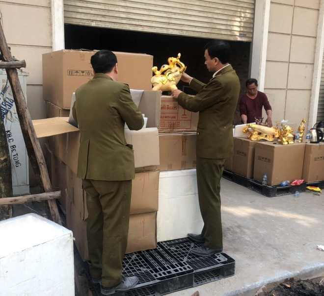 Liên ngành bắt giữ vụ sang chiết rượu lớn trên địa bàn Hà Nội ảnh 1