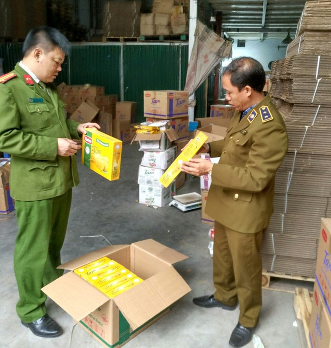 Quản lý thị trường Hà Nội thu hơn 3 tấn bánh quy hết hạn sử dụng ảnh 1