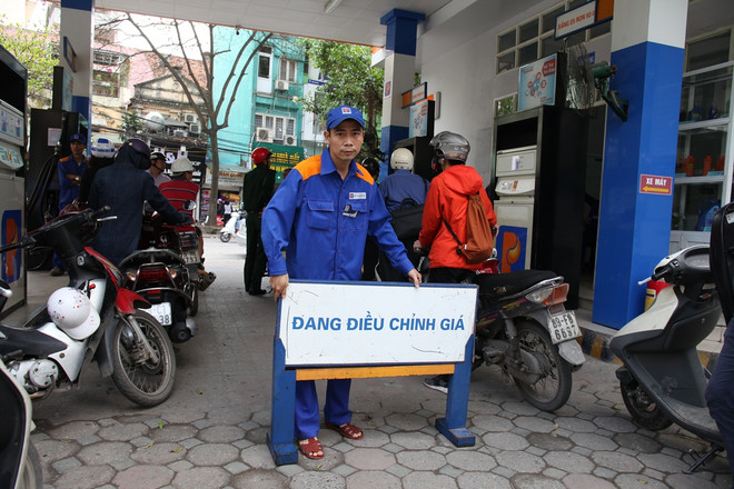 Một trong những điểm bán xăng dầu của Petrolimex chuẩn bị niêm yết giá mới. (Ảnh: Đức Duy/Vietnam+) Giữ nguyên giá bán lẻ xăng RON95-III, các mặt hàng khác tăng nhẹ ảnh 1