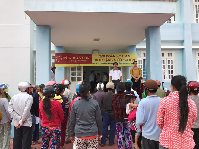 Trao tặng 6.100 mét tôn cho vùng bị ảnh hưởng bởi cơn bão số 12 ảnh 2