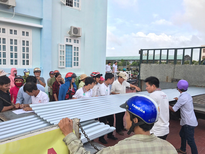 Trao tặng 6.100 mét tôn cho vùng bị ảnh hưởng bởi cơn bão số 12 ảnh 1