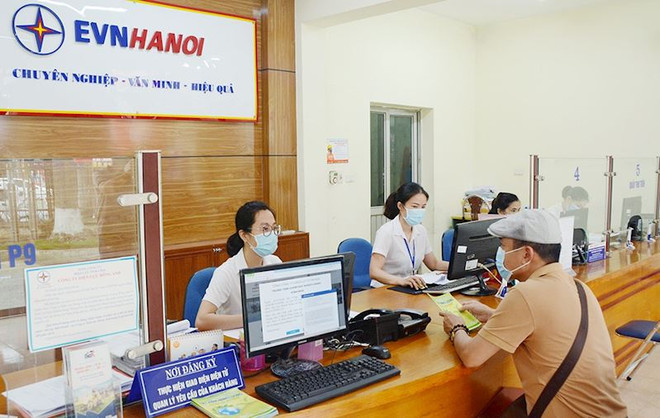 EVNHANOI công khai, minh bạch trong việc thực hiện giảm giá điện, giảm tiền điện cho khách hàng bị ảnh hưởng bởi dịch COVID-19. (Ảnh: PV/Vietnam+) Hà Nội đã giảm khoảng 1.850 tỷ đồng tiền điện cho các khách hàng ảnh 1