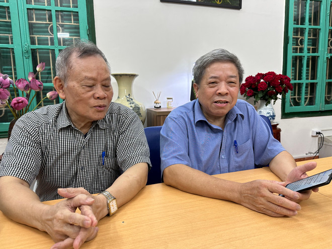 Ông Khuất Minh Trí, Bí thư chi bộ 4, Đảng bộ phường Trần Hưng Đạo, quận Hoàn Kiếm và ông Hà Tiến Hiển, Chi Hội trưởng Chi Hội nạn nhân Chất độc màu da cam phường Trần Hưng Đạo xúc động chia sẻ về Tổng Bí thư Nguyễn Phú Trọng. (Ảnh: Xuân Quảng/Vietnam+) IMG_5971.jpg