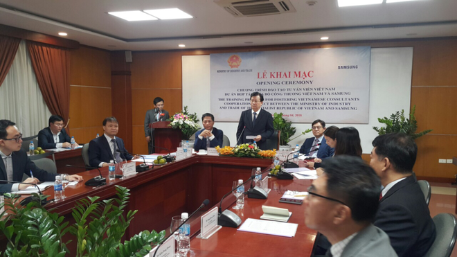 Phó Thủ tướng Trịnh Đình Dũng dự lễ khai mạc Chương trình hợp tác đào tạo chuyên gia tư vấn. (Ảnh: Đức Duy/Vietnam+) Samsung giúp Việt Nam đào tạo chuyên gia tư vấn về công nghiệp hỗ trợ ảnh 1