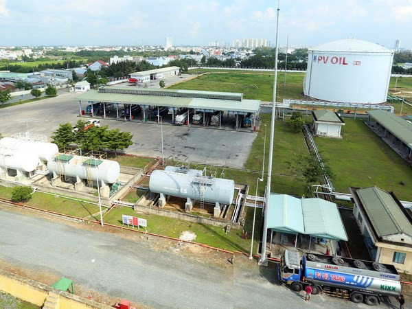 Khu trạm pha chế xăng sinh học E5 của PVOIL Nhà Bè (TP. Hồ Chí Minh). (Ảnh: Huy Hùng/TTXVN) Xăng E5: Chênh lệch giá cao nhưng đã thực sự hấp dẫn người dân? ảnh 2