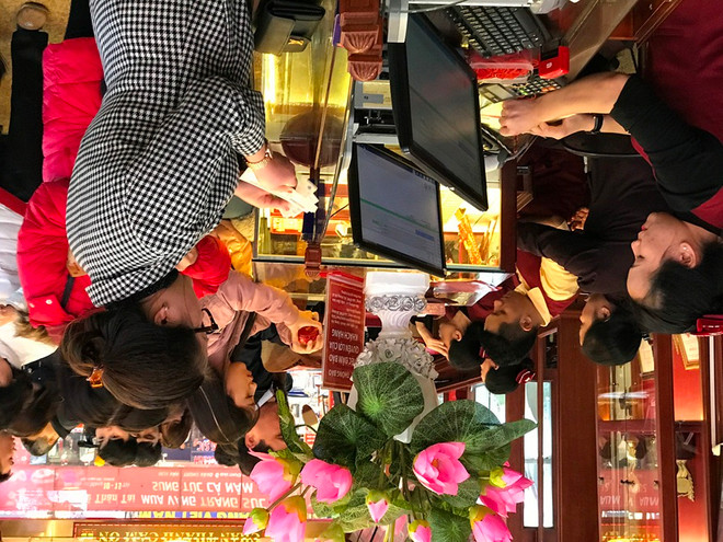 Chênh lệch giá mua, bán vàng trong nước nới rộng ngày Vía Thần Tài ảnh 1