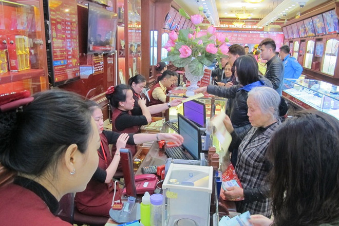 Hà Nội: Phố bán vàng nhộn nhịp người mua, bán ngày Vía Thần Tài ảnh 1