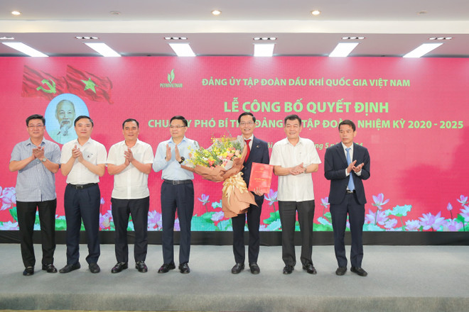 Lãnh đạo các Ban Đảng Trung ương, Đảng ủy Khối Doanh nghiệp Trung ương, Đảng ủy Tập đoàn Dầu khí Quốc gia Việt Nam chúc mừng ông Trần Quang Dũng. (Ảnh: PV/Vietnam+) DKhiAnh 9.jpg