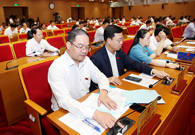 Đại biểu Hội đồng Nhân dân thành phố Hà Nội bấm nút biểu quyết thông qua Nghị quyết. (Ảnh: PV/Vietnam+) 1A6A3467.jpeg