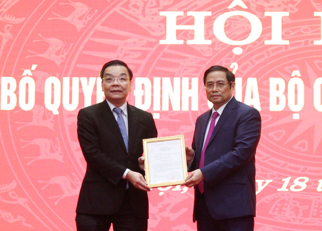 Trưởng Ban tổ chức Trung ương Phạm Minh Chính trao quyết định của Bộ Chính trị về điều động, phân công ông Chu Ngọc Anh giữ chức Phó Bí thư Thành ủy Hà Nội, nhiệm kỳ 2015-2020. (Ảnh: Vietnam+) Phân công ông Chu Ngọc Anh làm Phó Bí thư thành ủy Hà Nội ảnh 1