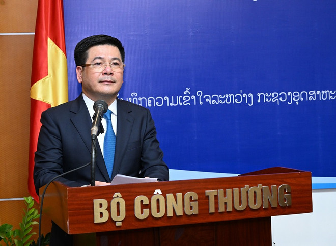 Bộ trưởng Nguyễn Hồng Diên phát biểu tại Lễ Ký kết. (Ảnh: Đức Duy/Vietnam+) Việt Nam-Lào: Đẩy mạnh hợp tác trong lĩnh vực thương mại than ảnh 2