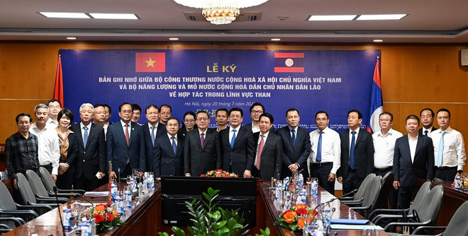 Các đại biểu tham dự Lễ ký kết. (Ảnh: Đức Duy/Vietnam+) Việt Nam-Lào: Đẩy mạnh hợp tác trong lĩnh vực thương mại than ảnh 3