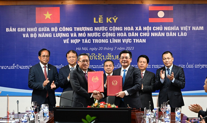Bộ trưởng Bộ Công Thương Nguyễn Hồng Diên cùng Bộ trưởng Bộ Năng lượng và Mỏ Lào Phosay Sayasone ký Bản ghi nhớ về hợp tác trong lĩnh vực than. (Ảnh: Đức Duy/Vietnam+) Việt Nam-Lào: Đẩy mạnh hợp tác trong lĩnh vực thương mại than ảnh 1