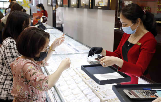 Sau một tháng giao dịch, giá vàng SJC giảm gần 1 triệu đồng mỗi lượng ảnh 1